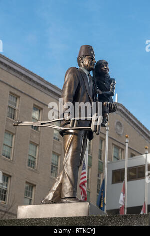 Bronzestatue von Jack Van Koten am Eingang der Shriners Kinderkrankenhaus in Portland, Oregon. Stockfoto