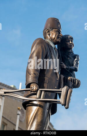 Bronzestatue von Jack Van Koten am Eingang der Shriners Kinderkrankenhaus in Portland, Oregon. Stockfoto