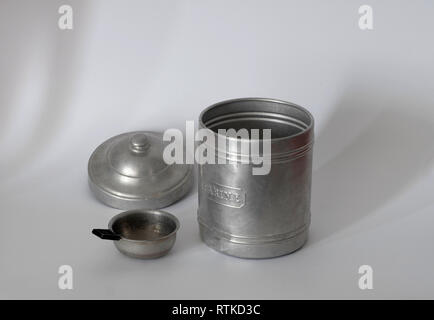 Vintage Aluminium Mehlkanister mit Spender Stockfoto