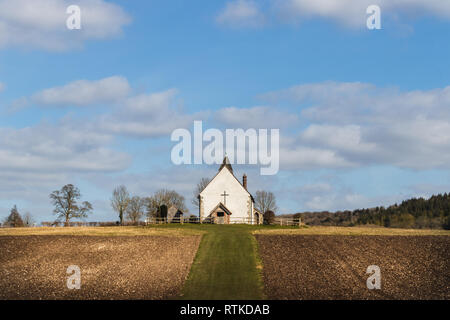 Braune Felder, die zu St. Hubert's Kirche, Idsworth Stockfoto