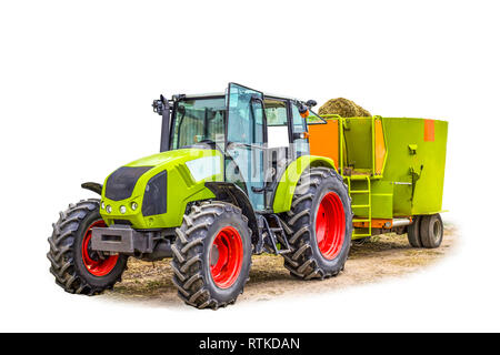 Traktor mit Anhänger für das Mischen und die Verteilung von Futtermitteln für Kühe. Isoliert Foto. Notwendige Ausrüstung für eine Molkerei. Stockfoto