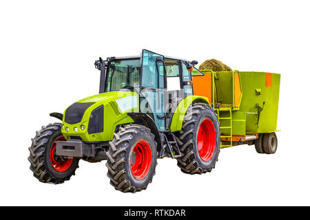 Traktor mit Anhänger für das Mischen und die Verteilung von Futtermitteln für Kühe. Isoliert Foto. Notwendige Ausrüstung für eine Molkerei. Stockfoto