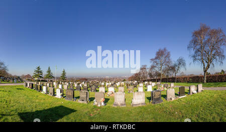 Die heissesten Februar auf der Aufzeichnung - Fuchs verdeckte Friedhof mit Blick auf Warrington Town in der Sonne Stockfoto