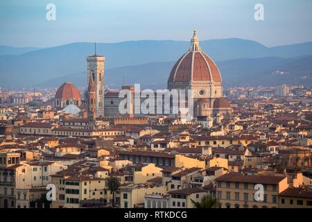 Kathedrale Santa Maria del Fiore. Blick auf Florenz an der Sonnenaufgang aus der Sicht Stockfoto