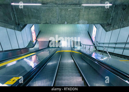 Montreal Rolltreppe - Symmetrie, Beton - Innenansicht. Stockfoto