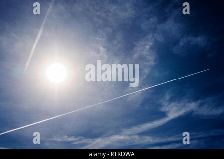 Jet Kondensstreifen Muster erstellen gegen kobaltblauen Himmel & Sonne; Colorado; USA Stockfoto