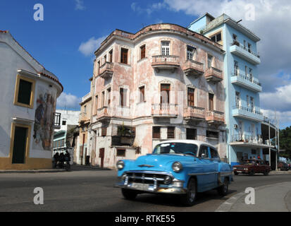 Ein klassisches Auto fährt auf einer Straße in der Altstadt von Havanna, Kuba, gesäumt mit bunten, historische Gebäude. Vintage amerikanische Autos sind einem gemeinsamen Standort in der Hauptstadt. Stockfoto