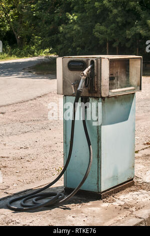 Alte vintage überholt Benzin Kraftstoff gas Spender in ehemaligen Tankstelle verlassen Stockfoto