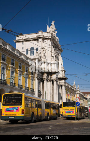 Öffentliche Verkehrsmittel-Busse auf einer Stadtstraße und der Augusta-Bogen im Hintergrund, Lissabon, Portugal, Europa Stockfoto