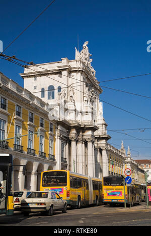 Taxis und öffentliche Verkehrsmittel Busse auf einer Straße der Stadt und die Augusta Arch im Hintergrund, Lissabon, Portugal, Europa Stockfoto