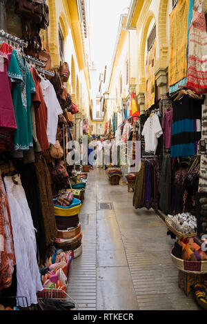 Boutiquen entlang einer Gasse auf einem arabischen Souk in Granada, Spanien, Europa Stockfoto