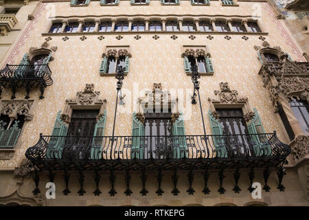 Balkonen und Fenstern auf einem alten architektonischen Fassade, Barcelona, Spanien Stockfoto