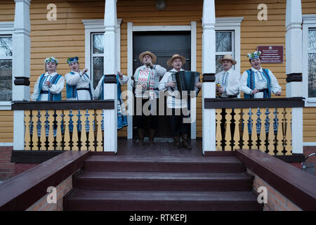 Weißrussische Folkloreband in traditionellem Gewand mit Volksliedern am Eingang zum Motal Folk Arts Museum in Motol oder Motal, einer Gemeinde in Ivanava Raion in der Region Brest Stockfoto