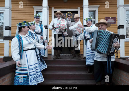 Weißrussische Folkloreband in traditionellem Gewand mit Volksliedern am Eingang zum Motal Folk Arts Museum in Motol oder Motal, einer Gemeinde in Ivanava Raion in der Region Brest Stockfoto