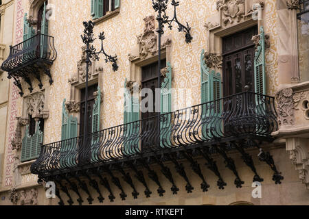 Balkonen und Fenstern auf einem alten architektonischen Fassade, Barcelona, Spanien Stockfoto