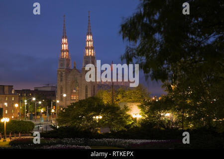 Basilika Notre-Dame durch die großen Hill Park leuchtet in der Dämmerung, Ottawa, Ontario, Kanada. Stockfoto