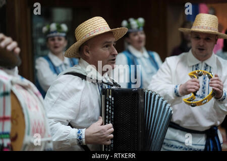 Weißrussische Folkloreband in traditionellem Gewand mit Volksliedern im Motal Folk Arts Museum in Motol oder Motal, einem Dorf in Ivanava Raion in der Region Brest Stockfoto