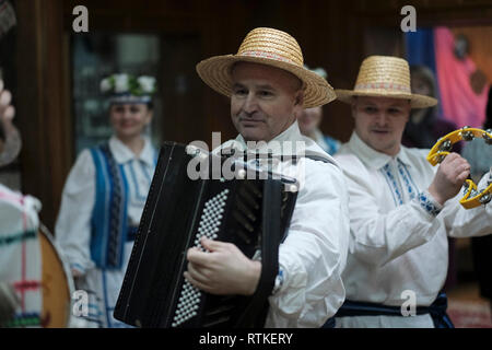 Belarussische Folklore-Band in traditioneller Kleidung singt Volkslieder in Motol oder Motal, einem Township im Ivanava-Raion der Region Brest Stockfoto