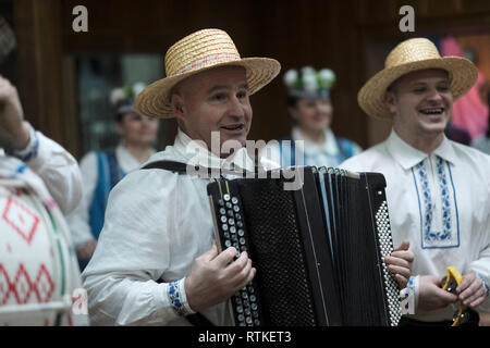 Weißrussische Folkloreband in traditionellem Gewand mit Volksliedern im Motal Folk Arts Museum in Motol oder Motal, einem Dorf in Ivanava Raion in der Region Brest Stockfoto