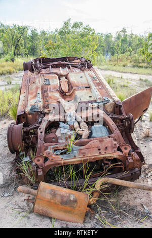 Zertruemmerten Auto, auf den Kopf gestellt und im Buschland an Knuckeys Lagune im Northern Territory von Australien verrostet Stockfoto