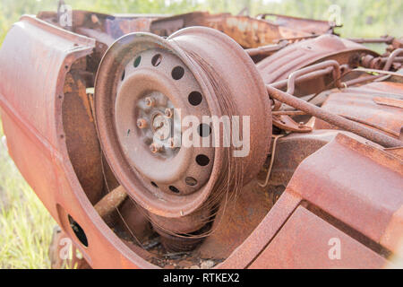 Detail der Rad auf verrostete Auto im Buschland an Knuckeys Lagune im Northern Territory von Australien verlassen Stockfoto