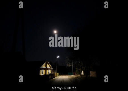 Der Vollmond scheint über Motol oder Ivanava Motal eine Gemeinde im Rajon Brest Region, die einst eine Jüdische Gemeinde und wurde von den Deutschen während des Zweiten Weltkrieges vernichtet. Weißrussland Stockfoto