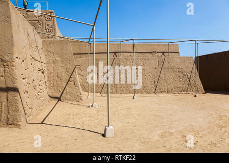 Huaca oder Tempel des Drachen oder den Regenbogen. Religiöse Gebäude der Chimu-kultur gebaut in Adobe mit seinen Mauern mit verschiedenen Motiven geschnitzt wie ein Stockfoto