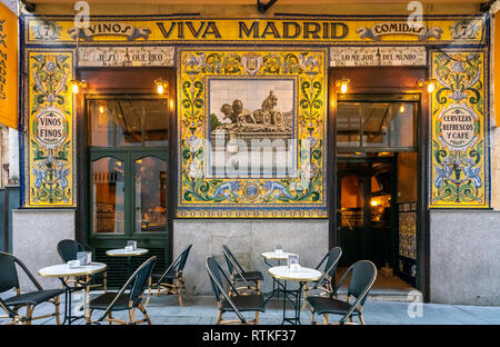 Berühmte Restaurant Viva Madrid im Barrio de las Letras oder literarische Quartal. Zurückgehend auf das Jahr 1856 Es ist auch eine Tapas- und Cocktailbar. Madrid Spanien. Stockfoto