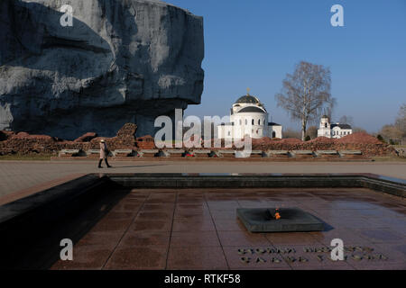 Ein Besucher am Denkmal Steine mit den Namen der Gefallenen eingraviert am Kriegsdenkmal Komplex' Brest Held Festung" in der Brester Festung früher als Brester Festung, ein aus dem 19. Jahrhundert russische Festung in der Stadt Brest, Belarus bekannt suchen Stockfoto