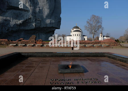 Ein Besucher am Denkmal Steine mit den Namen der Gefallenen eingraviert am Kriegsdenkmal Komplex' Brest Held Festung" in der Brester Festung früher als Brester Festung, ein aus dem 19. Jahrhundert russische Festung in der Stadt Brest, Belarus bekannt suchen Stockfoto