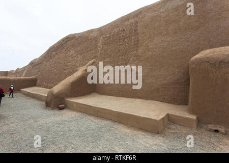 Chan Chan, Trujillo, Peru, Juli 2018: die gewaltigen Mauern der Stadt Chan Chan, der Hauptstadt des Chimu Reiches, von Touristen besucht, da sie durch ihn zu Fuß Stockfoto