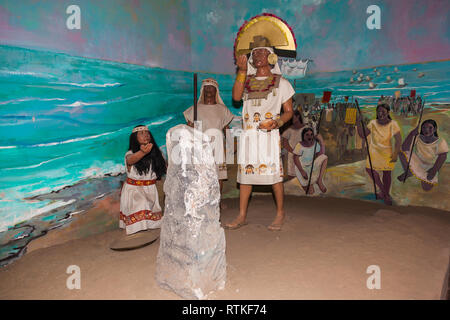 Chan Chan, Trujillo, Peru, Juli 2018: die Darstellung der grossen Herrn der Chimu Menschen in das Museum Einrichtungen der großen Stadt Chan Chan. Stockfoto