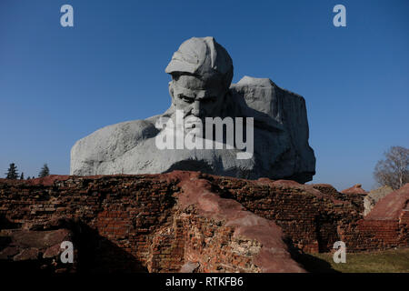 Angesichts der gigantischen skulpturalen Bild eines sowjetischen Kämpfer vor einem Banner allgemein bekannt als "Mut" am Kriegsdenkmal Komplex' Brest Held Festung" in der Brester Festung früher als Brester Festung, ein aus dem 19. Jahrhundert russische Festung in der Stadt Brest, Belarus bekannt Stockfoto