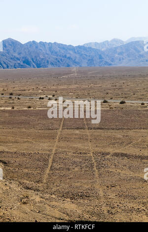 Nazca Linien können Sie auf dem Boden sehen, wie es in den Horizont einer perfekten geraden Linie erweitert Stockfoto