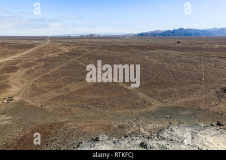 Von einem Hügel aus können Sie einige gerade Linien von nazca, die den Horizont erweitern Stockfoto