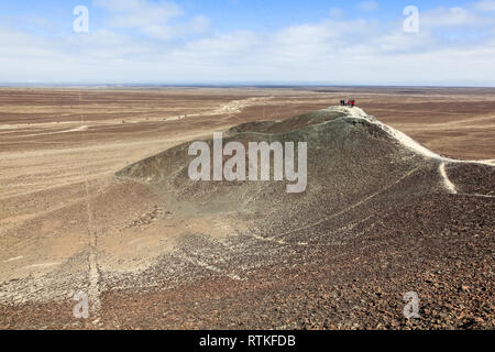 Hügel, von dem Sie einige gerade Linien von nazca, die den Horizont erweitern, siehe Stockfoto