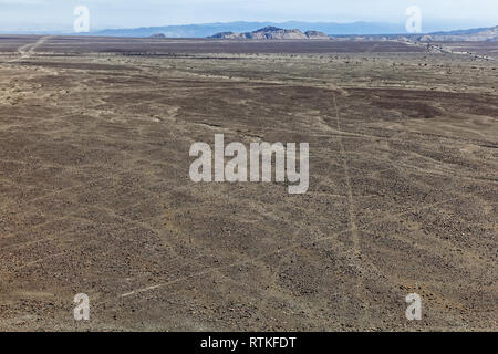 Von einem Hügel aus können Sie einige gerade Linien von nazca, die den Horizont erweitern Stockfoto