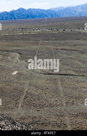 Nazca Linien können Sie auf dem Boden sehen, wie es in den Horizont einer perfekten geraden Linie erweitert Stockfoto