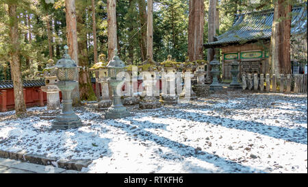 Toro Steinlaternen außerhalb der Heiligen Stabil bei Toshogu Schrein Stockfoto