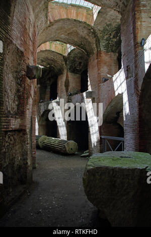 Untergrund Der Flavischen Amphitheater in Pozzuoli, der drittgrößte römische Amphitheater in Italien. Stockfoto