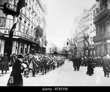 Die geschlagen und besiegt die deutsche Armee auf dem Rückzug. Deutsche Truppen auf dem Marsch durch die Stadt Lüttich. Es ist von grossem Interesse der Alliierten Flags, die die Straßen schmücken zu beachten. Auf der linken Seite können die Union Jack, während von den Häusern auf der rechten Seite die Sterne gesehen werden und gestreiften sind Flattern inmitten der Alliierten Fahnen. Stockfoto