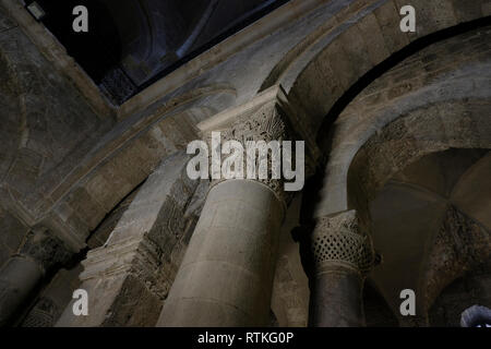 Byzantinische Spalte mit kunstvoll geschnitzten Kapitellen, mit akanthus Laub im Arches der Jungfrau in der Kirche des Heiligen Grabes Altstadt Ost Jerusalem Israel eingerichtet Stockfoto