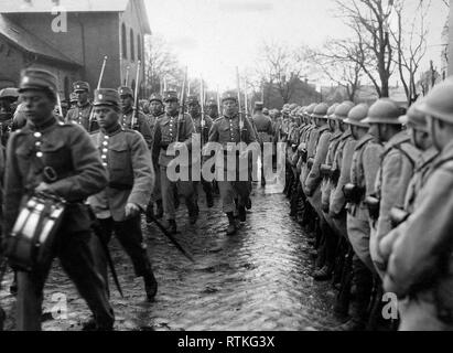 Deutsche Revolution - Besetzung von Norden Schleswig durch die Dänen: die französischen Truppen salutierte die eingehenden Dänen Ca. 1920s?? Stockfoto