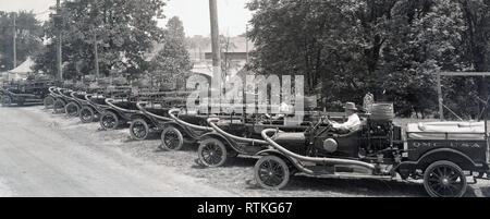 Schlauch Wagen für Regierung hergestellt; Howe Feuer Apparate Sales Co., Anderson, Indiana. Reihe von Wagen bereit für die Lieferung an die Regierung. 1918-1919 Stockfoto