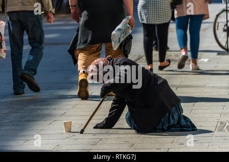 Frau betteln Herrengasse in Graz, Österreich. Bettler in der beliebtesten Einkaufs- und touristischen Hot Spots der alten Stadt in Graz Stockfoto