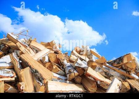 Brennholz Hintergrund - gehackt Brennholz auf einem Stapel. Brennholz Protokolle in einem Haufen gehackt. Stockfoto