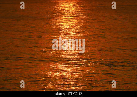 Reflexion von glitter Rising Sun Ray auf der Oberfläche der Atlantischen Ozean, den Strand von Copacabana, Rio de Janeiro, Brasilien Stockfoto