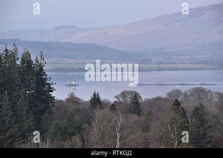 Vier potentialfreie Fischkäfige von HDPE-Rohren unter Tow in Loch Creran. Lachs Stifte pass in malerischen See Loch. Stockfoto