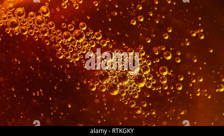 Luftblasen in der Textur von Honig, Pflanzenöl, Maschine öl, Saft oder Bier Stockfoto