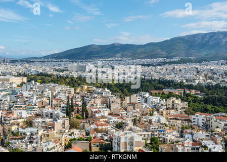 Athen, Griechenland - November 1, 2017: Blick auf Athen, von der Akropolis mit Masse der Häuser, Gebäude, Wohnungen, Dächer in der Stadt der griechischen Hauptstadt, Gr Stockfoto